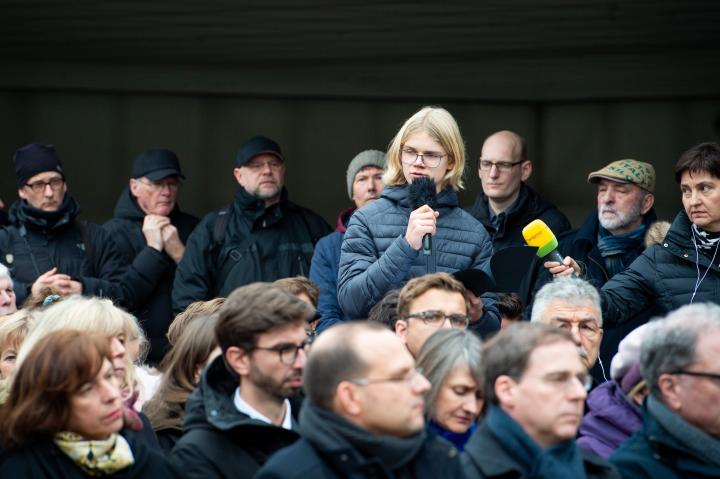 Vorlesung von Namen von Todesmarsch-Opfern durch Schülerinnen und Schülern des Gymnasiums Panketal