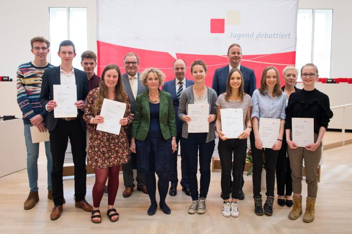 Gruppenfoto der Finalisten der Altersgruppe I und II zur Preisverleihung. 