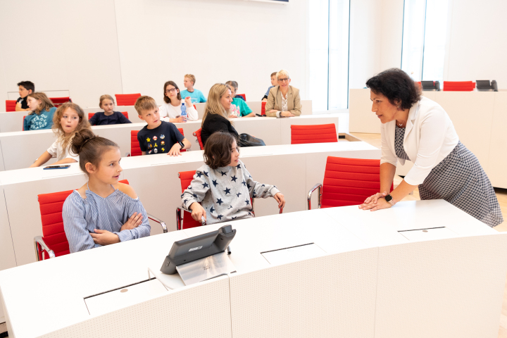 Kristy Augustin, Vorsitzende des Ausschusses für Bildung, Jugend und Sport, im Gespräch mit Kindern im Plenarsaal