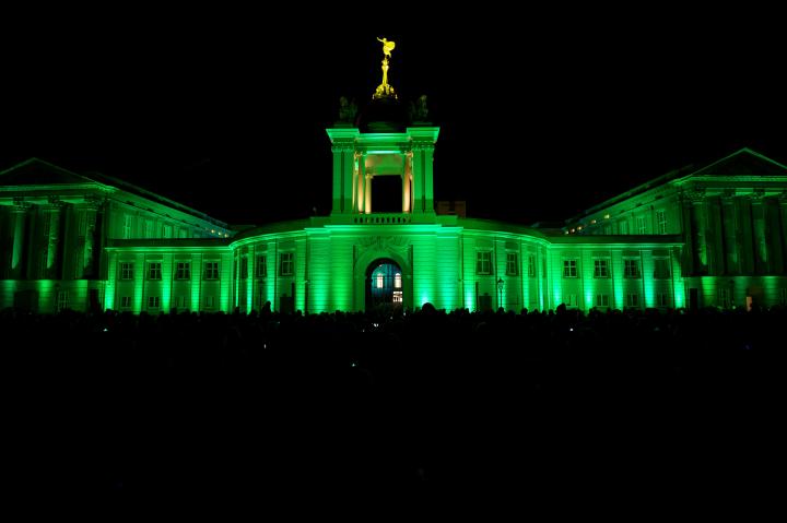 Am Abend ließ eine emotionale Lichtshow das neue Landtagsgebäude erstrahlen.