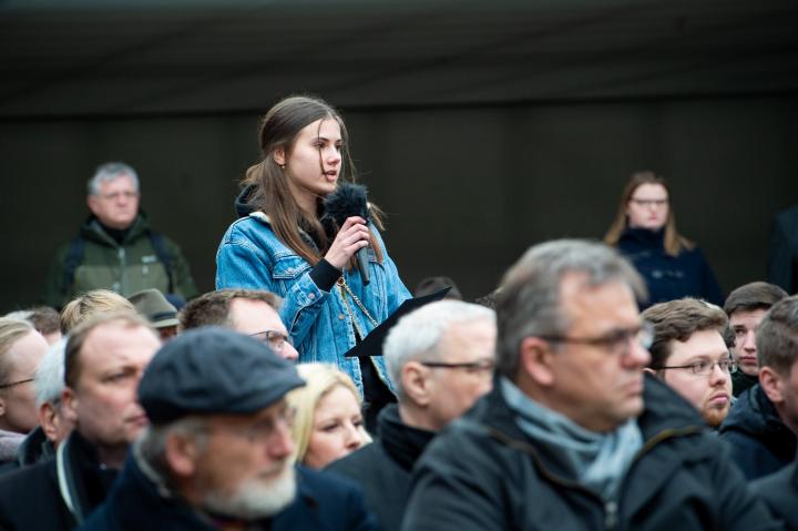 Vorlesung von Namen von Todesmarsch-Opfern durch Schülerinnen und Schülern des Gymnasiums Panketal