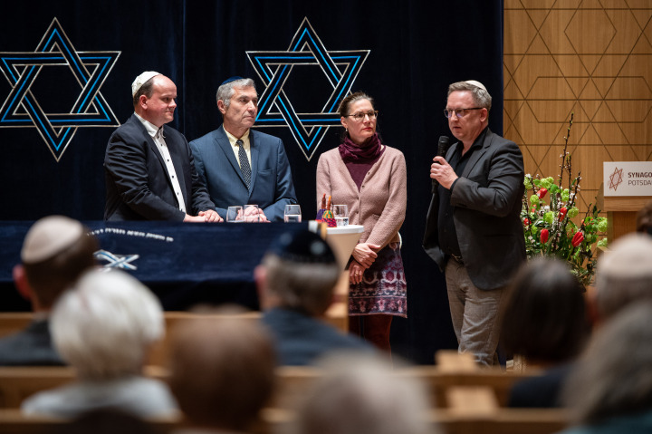 Gesprächsrunde zum interreligiosen Gespräch und Erinnerungskultur, (v. l. n. r.) Moderator Tobias Barniske, der Vorsitzende der Jüdischen Gemeinde Stadt Potsdam Evgeni Kutikov, Schirin Wiesand vom Interreligiösen Forum Potsdam und Tobias Büloff von Erinnerungskultur der Stadt Potsdam.