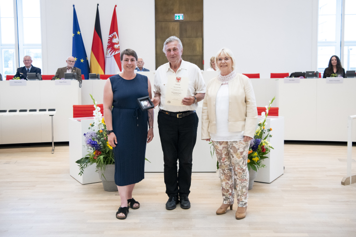 V.l.n.r. Abgeordnete Nadine Graßmehl, Träger der Landtagsmedaille Gerd Mörl und die Landtagspräsidentin Prof. Dr. Ulrike Liedtke