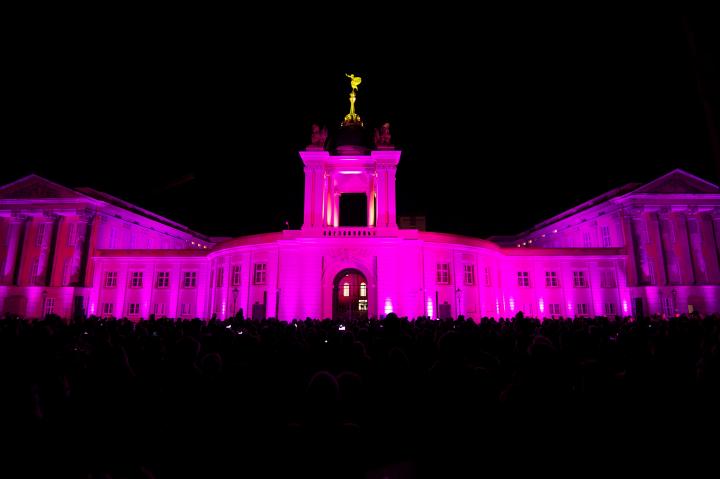 Am Abend ließ eine emotionale Lichtshow das neue Landtagsgebäude erstrahlen.