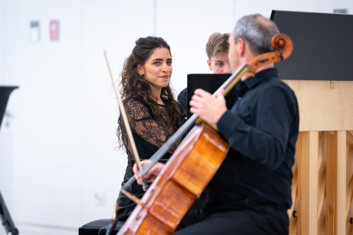 Die Pianistin Dana Hreish und der Cellist Ithay Khen während des Konzerts.