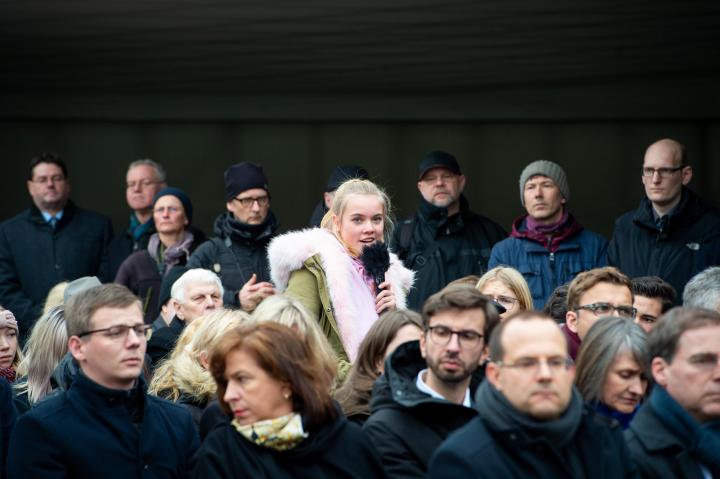 Vorlesung von Namen von Todesmarsch-Opfern durch Schülerinnen und Schülern des Gymnasiums Panketal