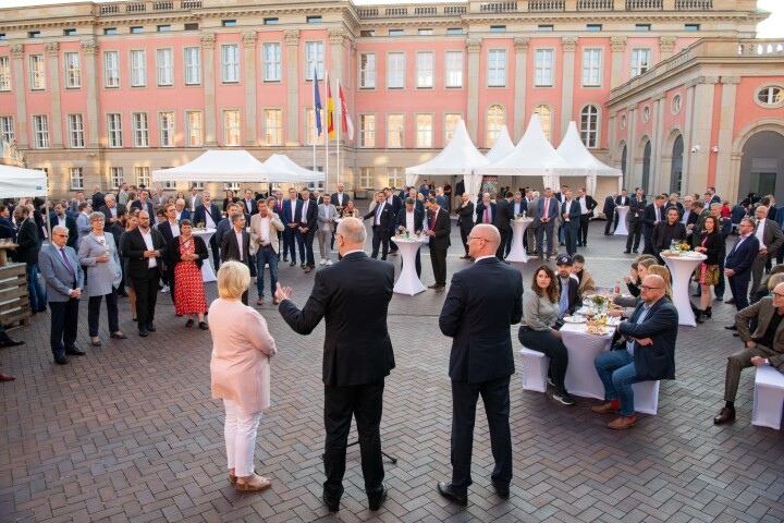 Blick in den Innenhof während der Begrüßungen zum parlamentarischen Abend