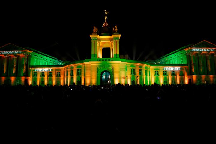 Am Abend ließ eine emotionale Lichtshow das neue Landtagsgebäude erstrahlen.