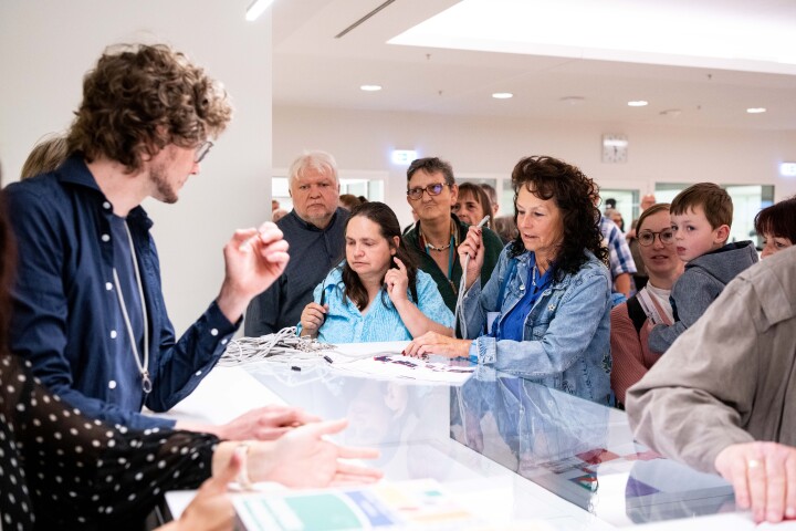 Am Informationstresen im Foyer konnte man sich über die Angebote des Bereiches Politische Bildung und des Besucherservice informieren.