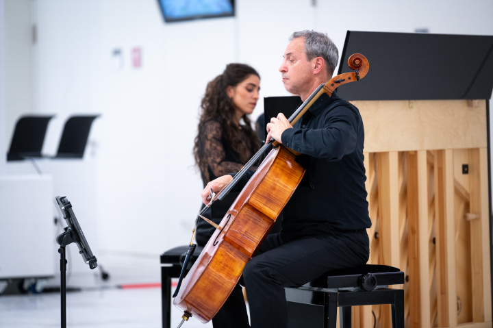 Die Pianistin Dana Hreish und der Cellist Ithay Khen während des Konzerts.