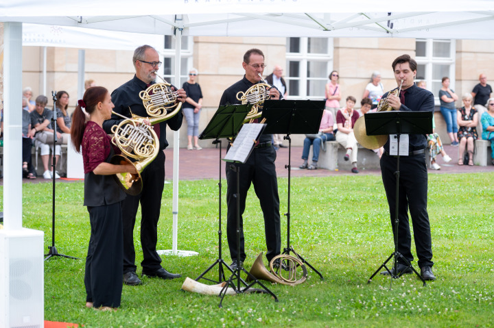 Das Hornquartett des Brandenburgischen Staatsorchesters Frankfurt bei der fünften Veranstaltung „Kunst zur Zeit“ im Innenhof des Landtages