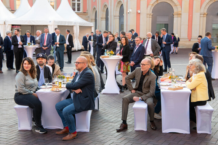 Blick in den Innenhof während der Begrüßungen zum parlamentarischen Abend