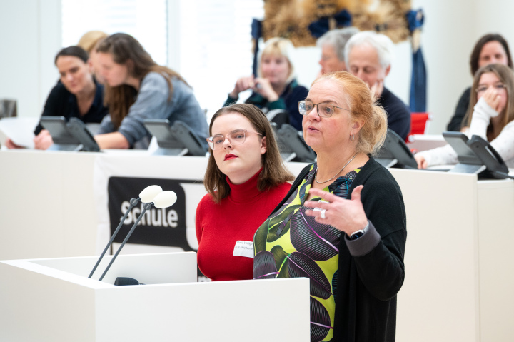 Einführung in die Workshops durch die Moderatorinnen Andrea Rauch (r.), Landeskoordinatorin SOR-SMC und Maria Waligora (l.) von SOR-SMC Alumna