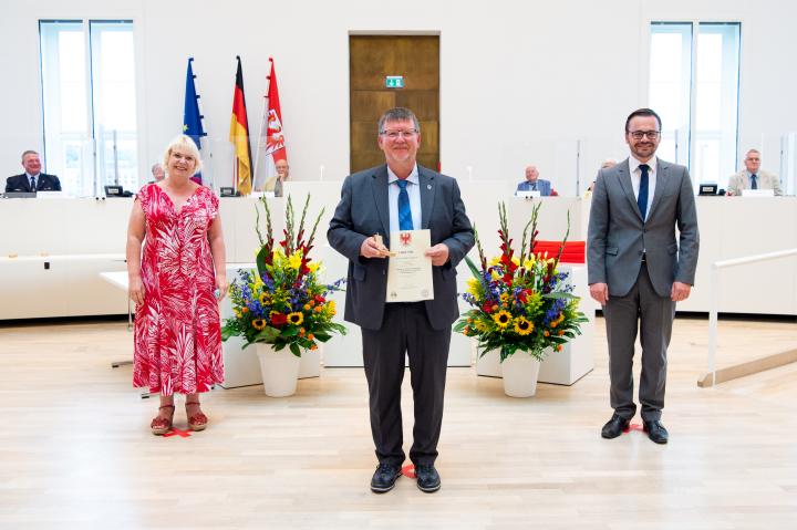 Medaillenempfänger Halldor Lugowski auf Vorschlag der CDU-Fraktion, v. l. n. r.: Landtagspräsidentin Prof. Dr. Ulrike Liedtke, Halldor Lugowski und MdL Dr. Jan Redmann