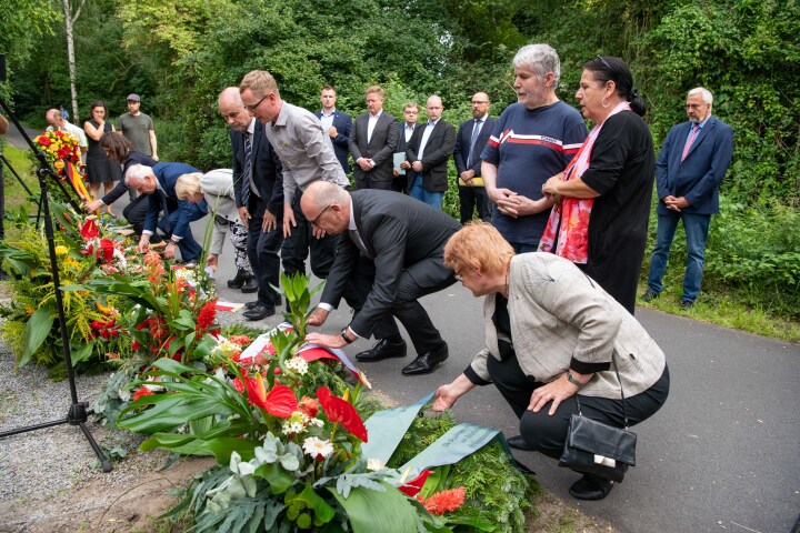 Niederlegung von Kränzen und Gebinden für die Opfer 