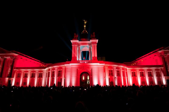 Am Abend ließ eine emotionale Lichtshow das neue Landtagsgebäude erstrahlen. Überraschungsgast dabei: Der Cottbusser Sänger Alexander Knappe mit seinem Song "Weil ich wieder zu Hause bin".