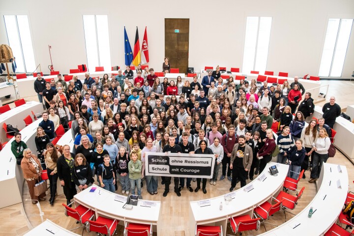 Gruppenfoto aller Teilnehmerinnen und Teilnehmer des Landestreffens der „Schulen ohne Rassismus – Schulen mit Courage“ 2025