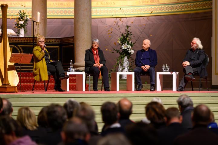 Gepräch mit Zeitzeugen und Akteuren der Friedlichen Revolution moderiert durch die Beauftragte des Landes Brandenburg für die Aufarbeitung der Folgen der kommunistischen Diktatur Dr. Maria Nooke (l.)