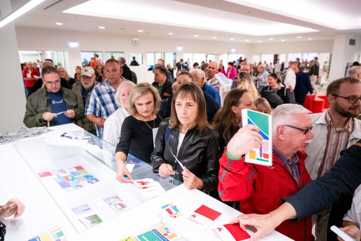 Am Informationstresen im Foyer konnte man sich über die Angebote des Bereiches Politische Bildung und des Besucherservice informieren.