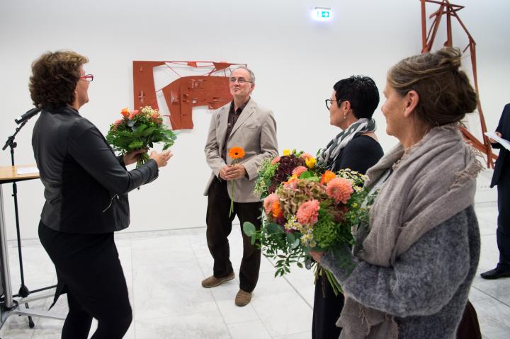 Die Landtagspräsidentin Britta Stark überreicht Blumensträuße an Herrn Seruset (l.), Frau Faber-Schmidt (m.) und Frau Hogrebe (r.)