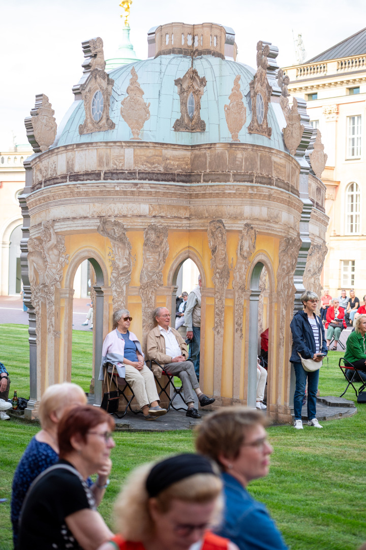 Impression der Auftaktveranstaltung „Kunst zur Zeit 2025“ im Innenhof des Landtages
