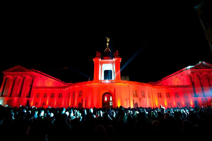 Am Abend ließ eine emotionale Lichtshow das neue Landtagsgebäude erstrahlen.