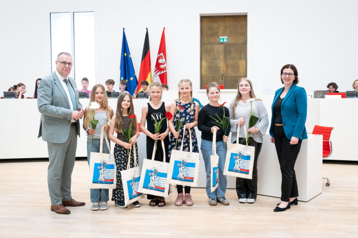 Die Preisträgerinnen der Kinder- und Jugend-Kunstschule Sommersegel e.V. Brandenburg a. d. Havel.