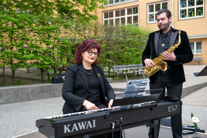 Musikalische Umrahmung des Empfangs durch Narine Mardoyan (Klavier, r.) und Ara Arakelyan (Saxophon, l.).