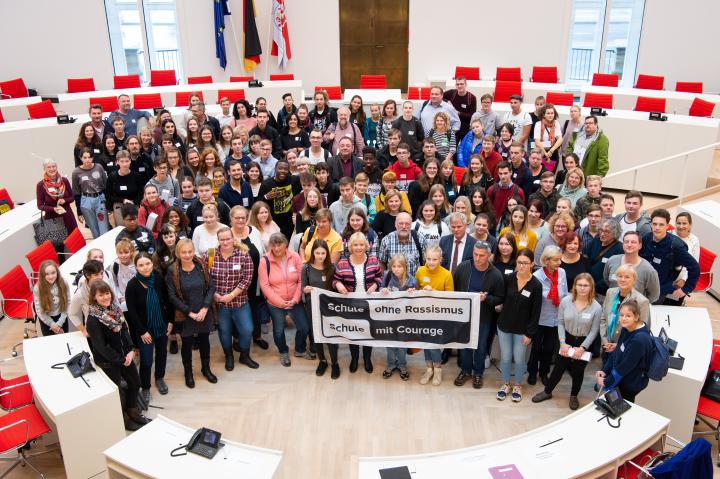 Gruppenfoto aller Teilnehmerinnen und Teilnehmer des 21. Landestreffens der „Schulen ohne Rassismus – Schulen mit Courage“ 2019