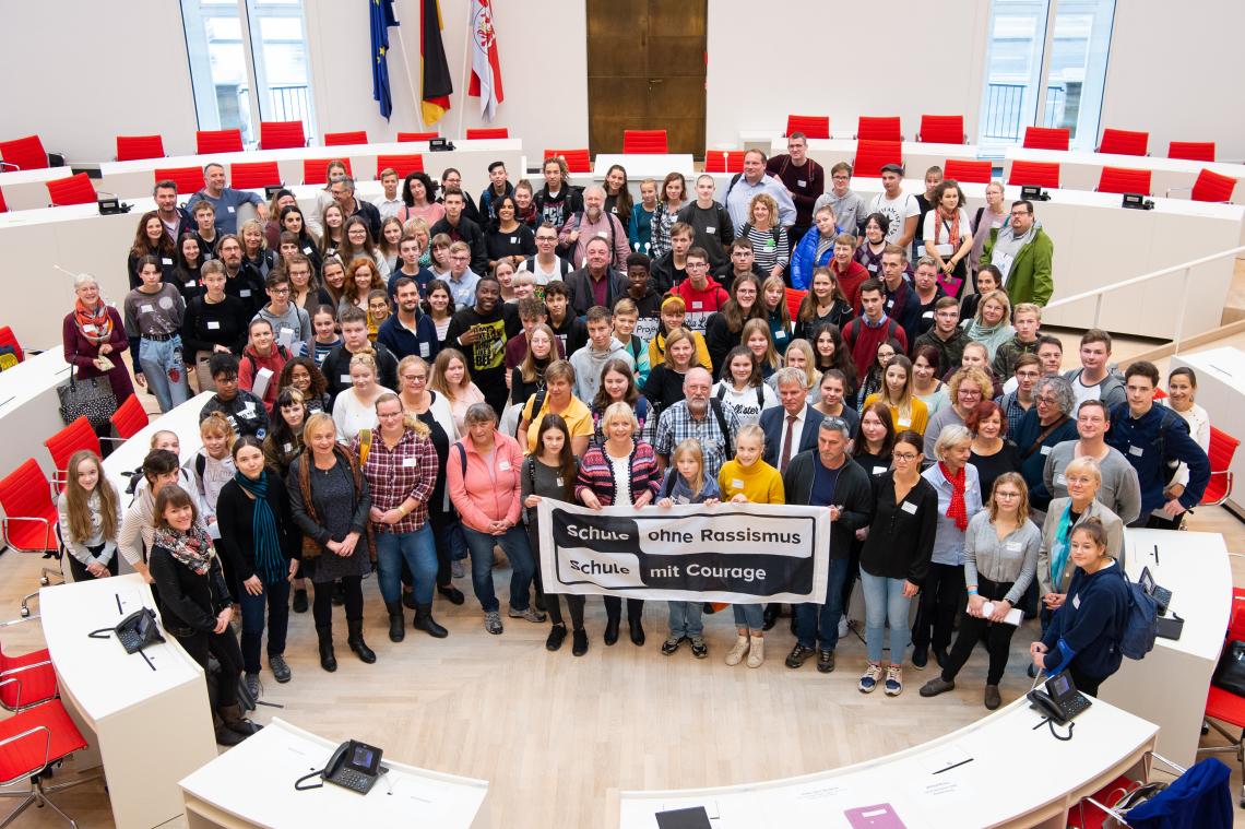 Gruppenfoto aller Teilnehmerinnen und Teilnehmer des 21. Landestreffens der „Schulen ohne Rassismus – Schulen mit Courage“ 2019