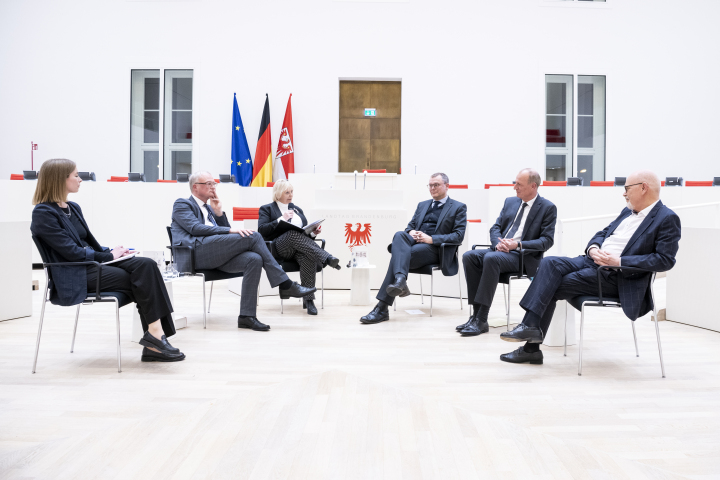 Podiumsgäste v.l.n.r.: Dr. Annalena Mayr, Prof. Dr. Stefan Haack, Prof. Dr. Ulrike Liedtke, Markus Möller, Dr. Steffen Iwers und Hasso Lieber