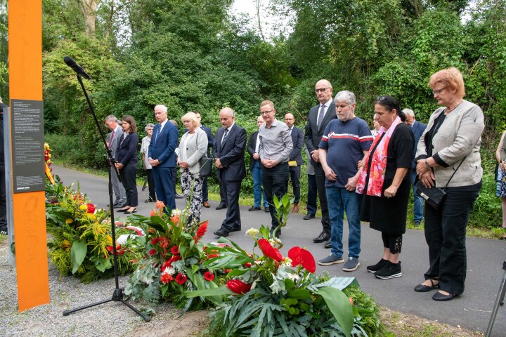 Kranzniederlegung und Schweigeminute, Landtagspräsidentin Prof. Dr. Ulrike Liedtke (4. v. l.), Ministerpräsident Dr. Dietmar Woidke (4. v. r.), Aufarbeitungsbeauftragte Dr. Maria Nooke (1. v. r.), Abgeordneter Matthias Stefke (1. v. l.) und Bürgermeister der Stadt Teltow Thomas Schmidt (5. v. l.)