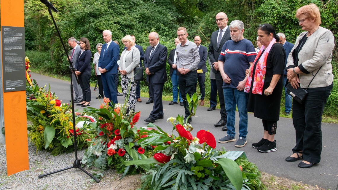 Landtagspräsidentin Prof. Dr. Ulrike Liedtke (4. v. l.), Ministerpräsident Dr. Dietmar Woidke (4. v. r.), Aufarbeitungsbeauftragte Dr. Maria Nooke (1. v. r.), Abgeordneter Matthias Stefke (1. v. l.) und Bürgermeister der Stadt Teltow Thomas Schmidt (5. v. l.) vor den Kränzen am Teltowkanal