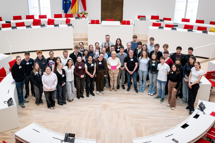 Landtagspräsidentin Prof. Dr. Ulrike Liedtke mit den Teilnehmenden des Parlamentarischen Jugendforums