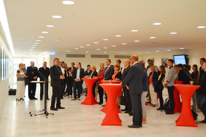 Präsidiumsmitglied Ralf Christoffers begrüßt die Gäste zur Ausstellungseröffnung