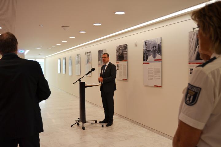 Der Präsident der Landesverkehrswacht Brandenburg, Rainer Genilke, während seines Grußwortes an die Ausstellunsgbesucher