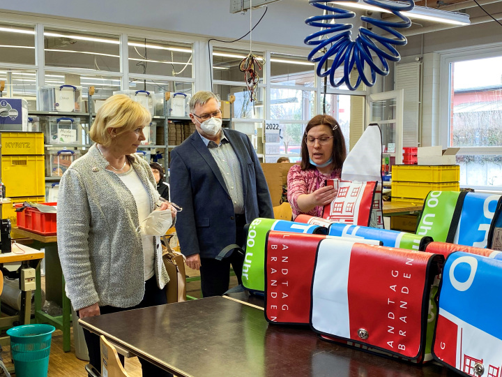 Landtagspräsidentin Prof. Dr. Ulrike Liedtke (l.) mit Peter Abraham (m.), Werkstattleiter Ostprignitz-Ruppin, und Kathrin Ilsemann (r.), Gruppenleiterin der Näherei, bei der Besichtigung der Stephanus-Werkstatt  