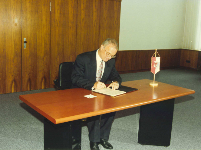 Landtagspräsident Dr. Herbert Knoblich bei der Ausfertigung der Verfassung am 20. August 1992