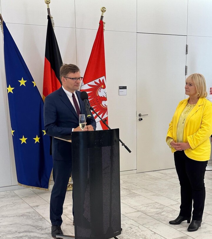 Verabschiedung der ausscheidenden Abgeordneten der 7. Wahlperiode in der Lobby. Grußwort von Tomasz Gierczak, Mitglied im Sejmik der Woiwodschaft Lubuskie.