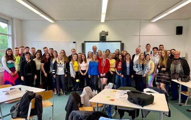 Gruppenfoto der Schülerinnen, Schüler und Abgeordneten zur Dialogveranstaltung an der Prinz-von-Homburg-Schule Neustadt (Dosse). Abgeordnete: Ina Muhß (1. R. 2. v. l.), Dieter Dombrowski (hinten mitte), Ursula Nonnemacher (1. R. 5. v. r.), Andreas Galau (2. R. 7. v. r.) und Margitta Mächtig (1. v. r.)