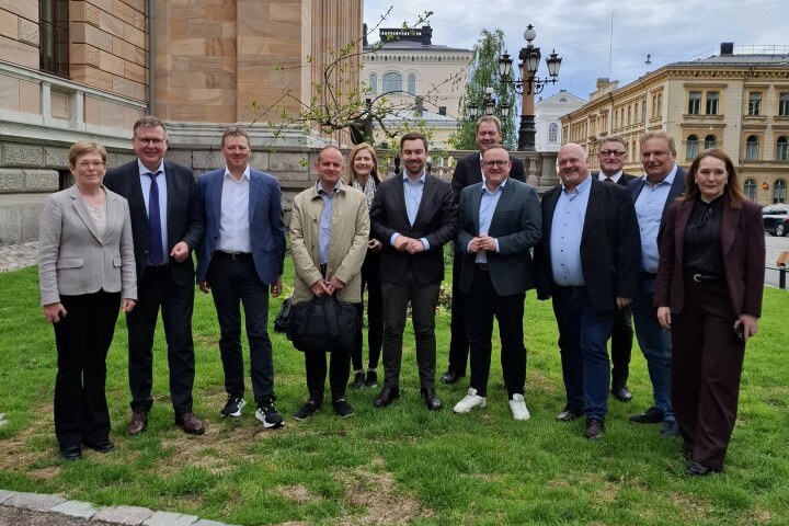Gruppenfoto der Delegation mit Mitarbeiterinnen des Folktinget