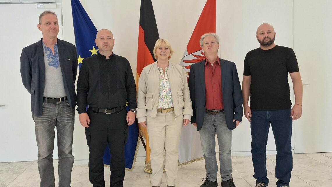 v. l. n. r. Keno Verseck (freiwilliger Ukraine-Helfer), Serhij Jarmak (Bürgermeister Huljajpole), Landtagspräsidentin Prof. Dr. Ulrike Liedtke, Niels Templin (Vorsitzender Kunstbrücke Panketal e. V.), Witalij Lewtschenko (stellv. Bürgermeister Huljajpole)