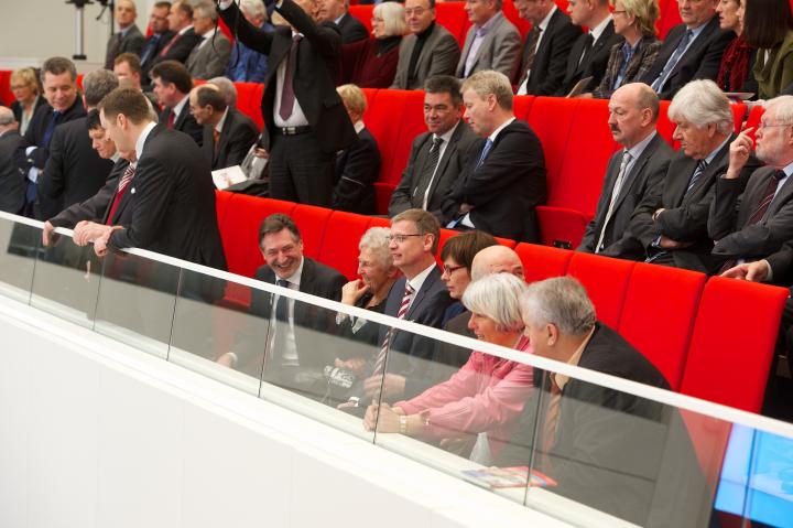 Impression der Feierstunde mit Blick in die Reihen der Gäste auf der Besuchertribüne im Plenarsaal.