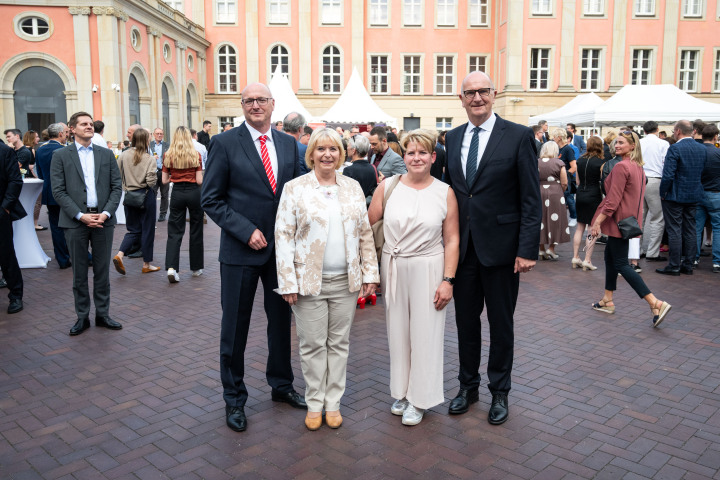 V. l. n. r.: Geschäftsführender Präsident des Ostdeutschen Sparkassenverbandes Ludger Weskamp, Landtagspräsidentin Prof. Dr. Ulrike Liedtke, Vorstandsmitglied der Tafel Brandenburg Tina Reich und Ministerpräsident Dr. Dietmar Woidke