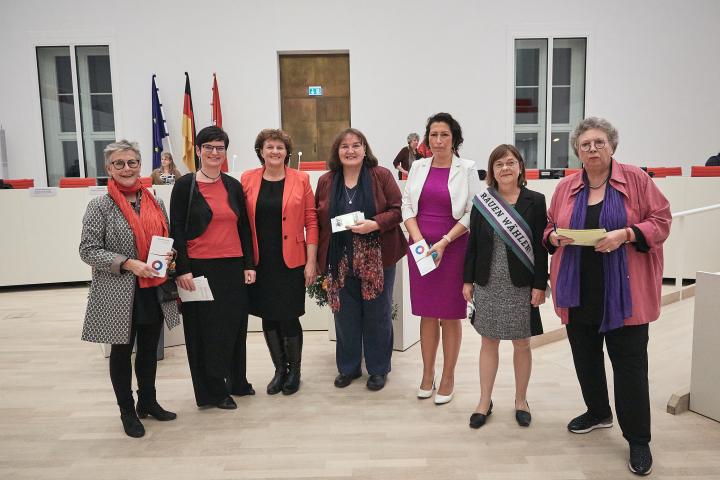 Festveranstaltung 100 Jahre Frauenwahlrecht, v. l. n. r.: Frauenpoltische Sprecherin der SPD-Fraktion Ina Muhß, Frauenpolitische Sprecherin der Fraktion DIE LINKE Diana Bader, Landtagspräsidentin Britta Stark, Susanne Feldkötter vom Frauenpolitischen Rat, Frauenpolitische Sprecherin der CDU-Fraktion Kristy Augustin, Frauenpolitische Sprecherin der Fraktion BÜNDNIS 90/DIE GRÜNEN Ursula Nonnemacher und Moderatorin Sabine Rheinhold