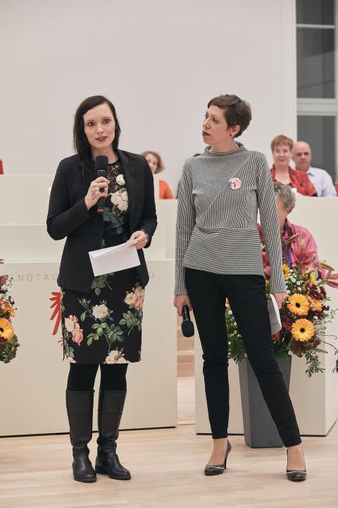 Frauenwahllokal - Jenny Pöller (l.) und Dr. Sarah Zalfen (r.)