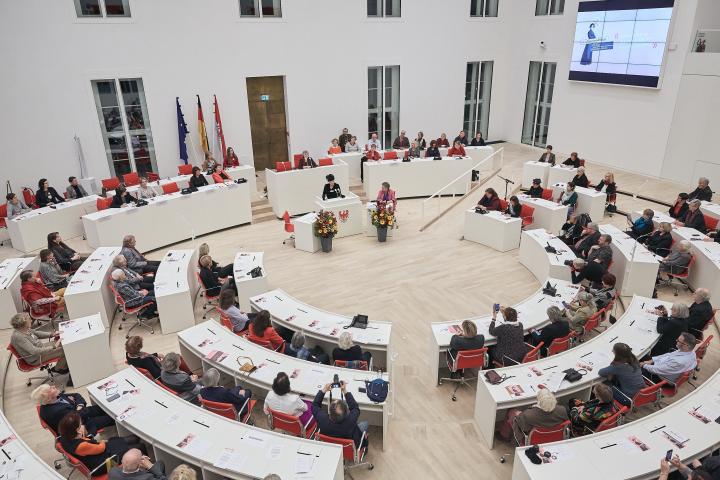Blick in den Plenarsaal während der Szenischen Lesung des Theater ‘89