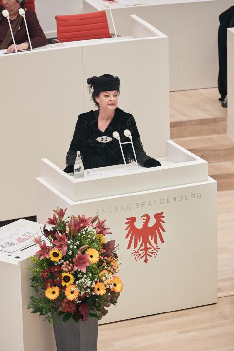 Szenische Lesung des Theater ‘89 – „Die Kämpfe um das Frauenstimmrecht im Deutschen Reichstag“ mit Tex-ten von Prof. Sabine Hering