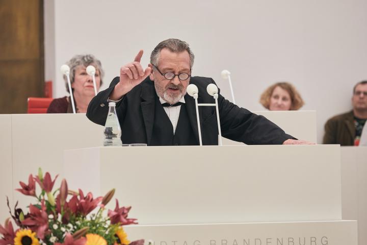 Szenische Lesung des Theater ‘89 – „Die Kämpfe um das Frauenstimmrecht im Deutschen Reichstag“ mit Tex-ten von Prof. Sabine Hering