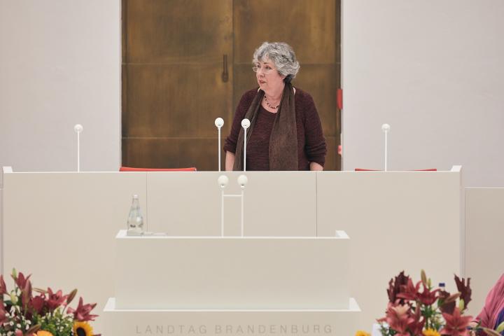 Szenische Lesung des Theater ‘89 – „Die Kämpfe um das Frauenstimmrecht im Deutschen Reichstag“ mit Tex-ten von Prof. Sabine Hering